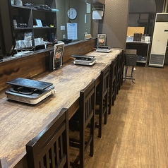 ゆっくり落ち着けるカウンターのお席。大切な方と一緒に楽しんでいただける空間です。当店自慢の生ラムジンギスカンと一緒に思い出に残る時間をお過ごしください。