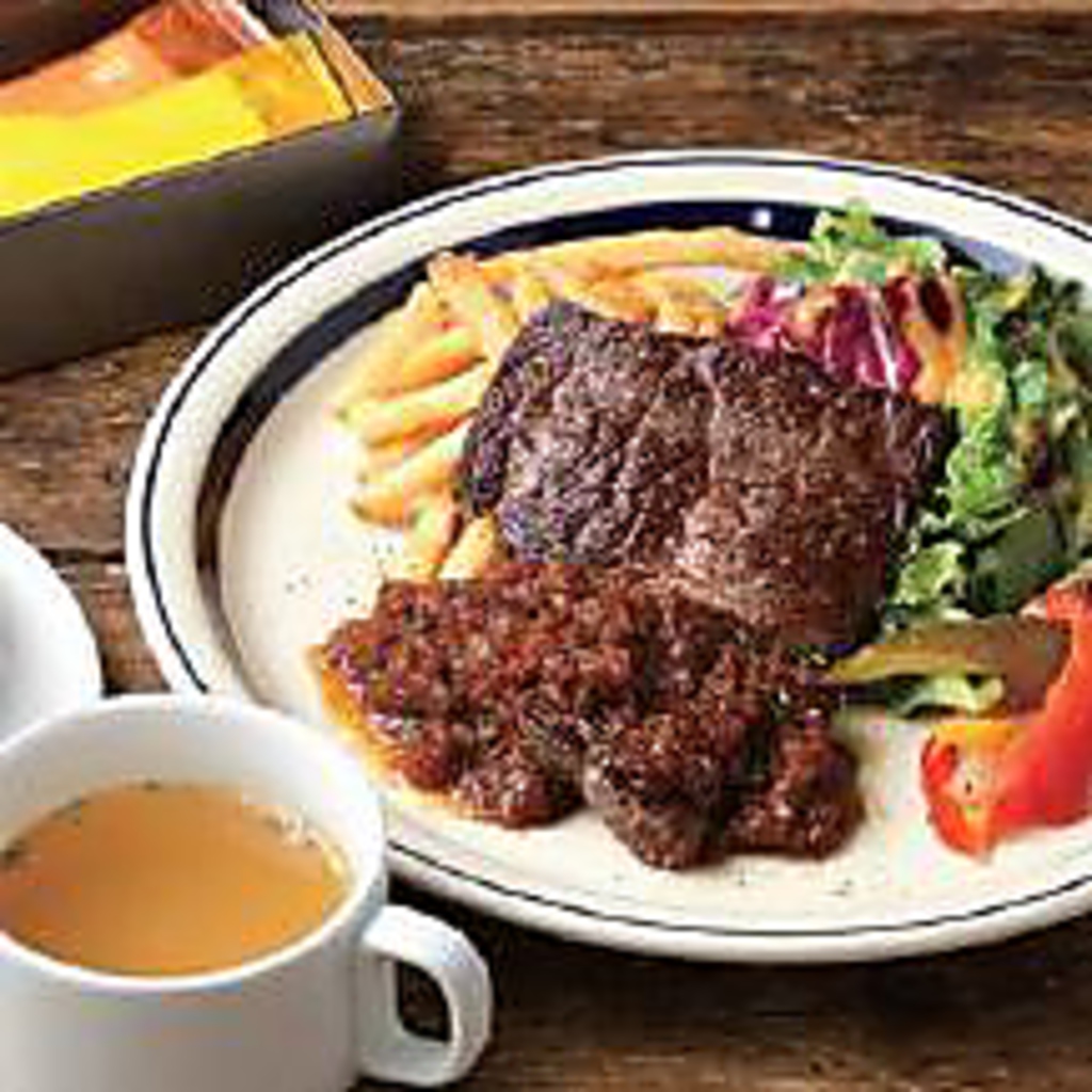 ステーキランチは、週替わりでシェフが部位を選びます♪鉄板で焼き上げた肉の旨み◎