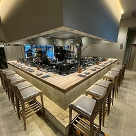 落ち着いた店内♪キッチンを囲むカウンター席で焼肉を