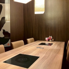 北浜の喧騒を離れた、静謐な個室空間で極上の但馬牛を。2名様から8名様まで対応し、誕生日や記念日のお祝い、また女子会や少人数の飲み会など多様なシーンでご利用いただけます。宴会向け飲み放題プランもございます。落ち着いた雰囲気で、ごゆっくりとお料理をご堪能ください。