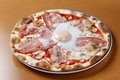 料理メニュー写真&nbsp;半熟卵とベーコンのピッツァ