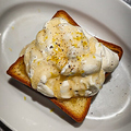 料理メニュー写真&nbsp;ブリオッシュと燻製ホイップクリーム　イタリア産ハチミツがけ