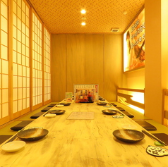 奥行きのある掘りごたつタイプの個室は、広々としており頼んだお料理も余裕をもって置くことが出来るお席です♪黄金色の煌びやかな照明に照らされて、いつものお食事がなんだか豪華に見えてくるかも？圧迫感の無いゆとりのある空間で、気兼ねなくお食事をお楽しみください！