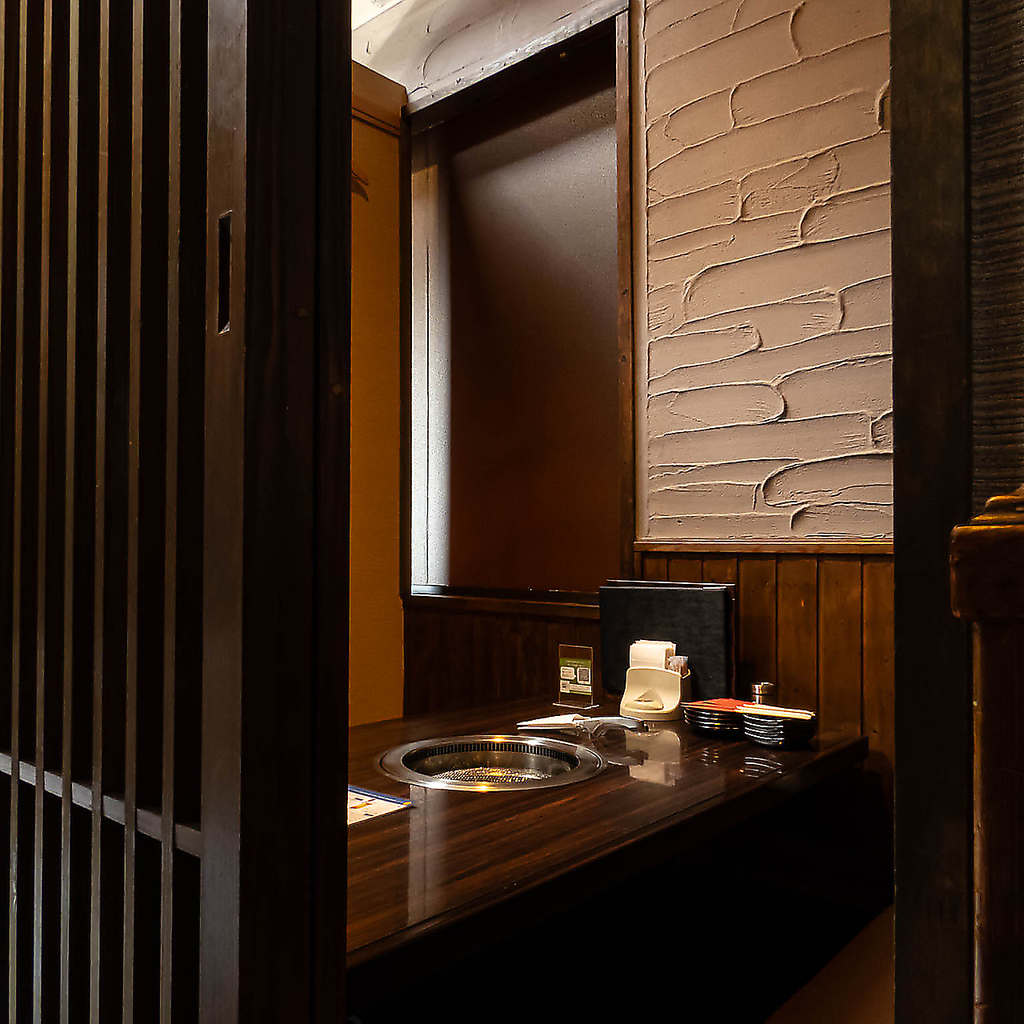 足をのばしてリラックスして過ごせる掘りごたつ。落ち着いた空間でゆっくり食事とお話を楽しめます♪