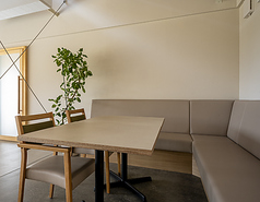 ゆったりとくつろげるソファー席☆ソファ4×1 2×4