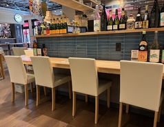 お一人様でのランチや、お仕事帰りのサク飲みにぴったりなカウンター席を完備。スタッフの調理風景を眺めながら、握り寿司を味わうのも乙なもの◎日本酒やウイスキーを片手に、ゆっくりと過ごす贅沢なひとときをどうぞ。