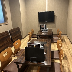 座席のお席は広々としており、普段使いから小規模のご宴会まで幅広く楽しんでいただけるお席です。食べ飲み放題コースで、気心知れた友人や仲間と共にジンギスカンをご堪能下さい。