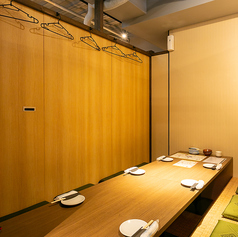 掘りごたつ席完全個室（～8名様×4部屋）8名様までの掘りごたつ席は同僚との宴会から女子会、会合まで幅広いシーンに使える空間。落ち着いた雰囲気の中でゆったりと酒食を満喫できるお席です。周りのお客様に気兼ねすることなく、会話とお酒をお楽しみください。