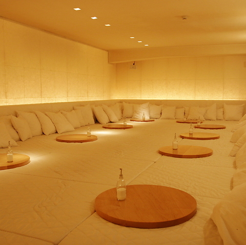 一汁三菜のお食事や季節のデザートを、現代のお茶の間空間で