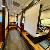 当店では、掘りごたつ席と座敷席をご用意しており、ゆったりとくつろげる空間を提供しています。座敷席は個室としてもご利用いただけるため、プライベートな宴会や大切な集まりにも最適です。温かみのある雰囲気の中、心地よい時間をお過ごしください。