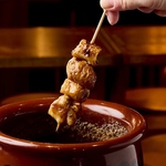 新鮮な豚肉を丁寧に手仕込みし、香ばしい炭火で豪快に焼き上げる大串やきとん！希少部位も豊富です。