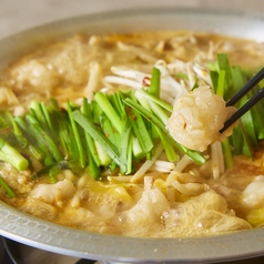 【和牛もつ鍋(醤油)】和牛もつの旨味溶け込む醤油出汁のあっさり鍋も大人気◎