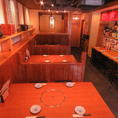 仕切りがあるボックス席。焼き台も各テーブルに完備しております◎広々した空間で女子会♪友達飲み♪