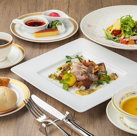 受け継がれてきた伝統の味はもちろん、一品料理やスウィーツもお楽しみいただけます。