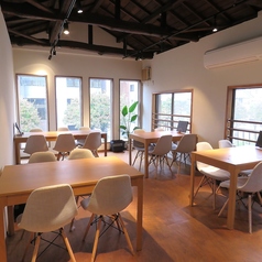 2名×2テーブル/4名×3テーブル/6名×1テーブル