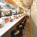 店内は明るく清潔感もあり快適にお食事ができます、カウンター席・テーブル席完備で幅広いシーンに◎