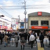 2.大船駅の東口を出られますと交番の左の道です。