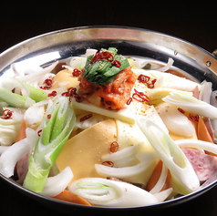 【プデチゲ(部隊鍋)ラーメン入り】ソーセージやスパムハム、新鮮な野菜など！具材の旨味が溶け出すプデチゲの写真