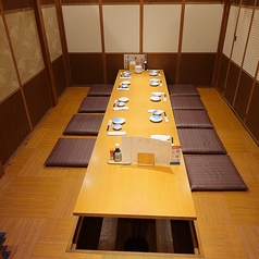 【貸切OK！広々掘りごたつ個室】開放感溢れる掘りごたつ個室も完備しております。最大45名様までご利用可能なので、新年会・同窓会・卒業、入学、還暦のお祝い等に是非ご利用ください。宴会にピッタリの「横断幕」or「寄せ書き焼酎ボトル」特典付きプレミアムコースもご用意しております！　