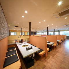 8人掛のお席です。家族みんなで気軽に楽しめる焼肉食べ放題のお店です。安心・安全にお食事をお楽しみいただける環境づくりに心がけています。