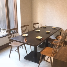 1階　6名様用テーブル席庭を見ながらゆっくりと、大切な方々との食事ができます。