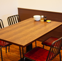 ご家族やご友人との普段のご利用から、ちょっとしたお集りに最適な4名様掛けのテーブル席です。皆さまでごゆっくりとお寛ぎください♪