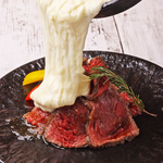鉄板とろとろち～ずを間近で堪能 こだわりチーズを熱々鉄板で溶かし目の前で豪快にかけます♪