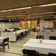 4名様掛けのお席を8席ご用意しております。お席を組み合わせることで、大人数での宴会にも対応いたします。