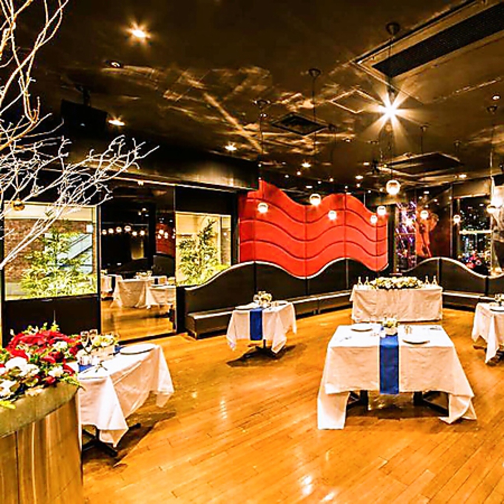 貸切は最大120名様まで。立食でのご利用で約140名様までのご利用にも対応可能。