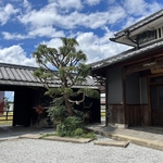 田園風景の中に建つ築130年の古民家をリノベーションしたお屋敷で、心地良いひと時をお過ごし下さい