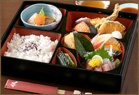 季節の幕の内弁当 2000円、11時～16時