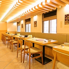 当店自慢のお食事をごゆっくりお愉しみいただけるテーブル席は当日のご利用におすすめです。自慢のうどんや炊き立て釜飯など至極の和食を存分にお愉しみください。