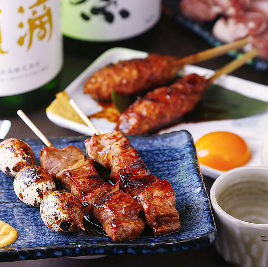 自慢の焼鳥は炭火でじっくりと焼きあげることで、鶏本来の旨味を引き出します。