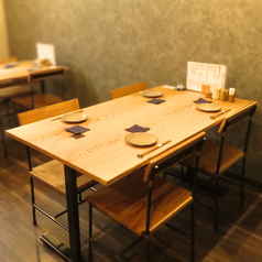 【小宴会やグループに◎テーブル席】4名様掛けを2卓完備。仕事帰りのグループ飲みや、友人との大切な集まりに最適です。さらに2卓を合わせることで、最大8名様程度までの小宴会にも柔軟に対応可能！美味しい炭火焼鳥を囲みながら、周囲を気にせずゆったりと会話を愉しめる、大人の集まりに使い勝手の良いお席です。