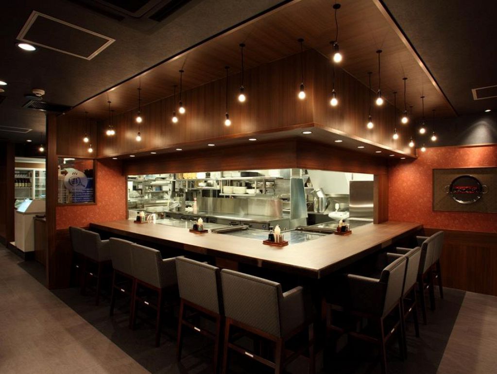 広々大きなカウンター席☆シェフの技を楽しみながら出来たて熱々を召し上がれ♪