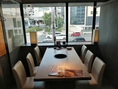 人気の窓際テーブル半個室席♪四ツ橋筋が一望できます！　広々使える６名テーブルです。