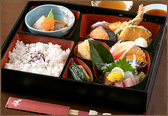 季節の幕の内弁当 2000円 11時～16時 旬のお刺身、季節の天婦羅、炊き合わせ等全10品、皆様の御利用をお待ち致しております。