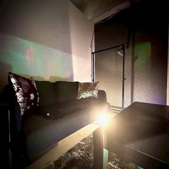 繁華街の喧騒から離れ、ゆったりとした時間をお過ごしいただけるVIP個室もご用意しております。こちらのお席の詳細・ご予約は、直接店舗までお問い合わせください。名古屋・栄エリアで深夜にくつろげる場所をお探しなら、ぜひ当店へ。