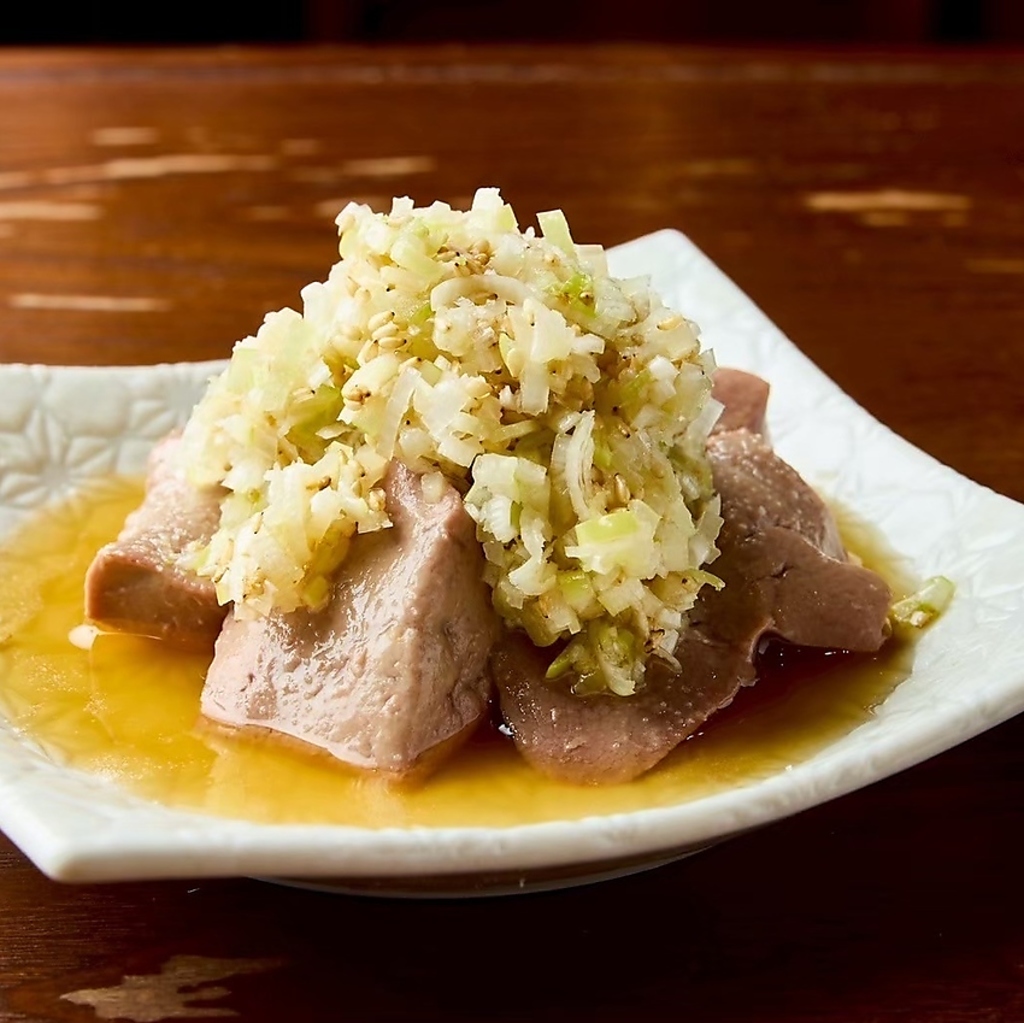 お酒に合う料理を多数ご用意。コク深いレバーに香ばしいねぎ塩だれが絡み、お箸とお酒が止まらない！