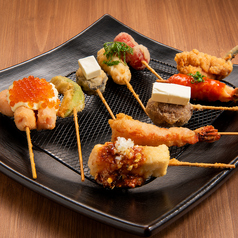 【大満足】独自ブレンド油と極細パン粉でサクサク！色々な味が楽しめる串カツおまかせ10本盛り合わせ♪の写真