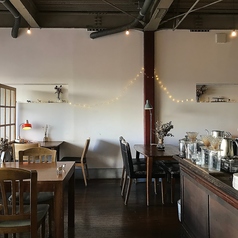 【雨天時1・2F室内カフェフロア】当日雨天時でもご安心ください。1・2Fの室内カフェフロアのお席もご予約と一緒に確保しております。人数によってはフロアを貸切としてご利用いただけます。