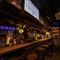 異国の港町を思わせる、どこか懐かしく心惹かれる酒場