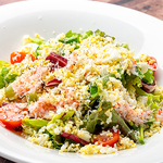 カニなど北海道ならではの魚介をふんだんに使用した料理もあります。