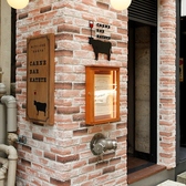 オシャレな外観はレンガ作りのレトロヨーロピアンスタイル。都会の喧騒の中に重厚感溢れる堂々たる面持ち。地下に通じる階段は一歩踏み込めばラグジュアリーな世界へと誘います。ビジネス街での上質ディナーを思う存分ご堪能ください。女子会や大人のディナーパーティーなど様々なシーンでご利用いただけます。