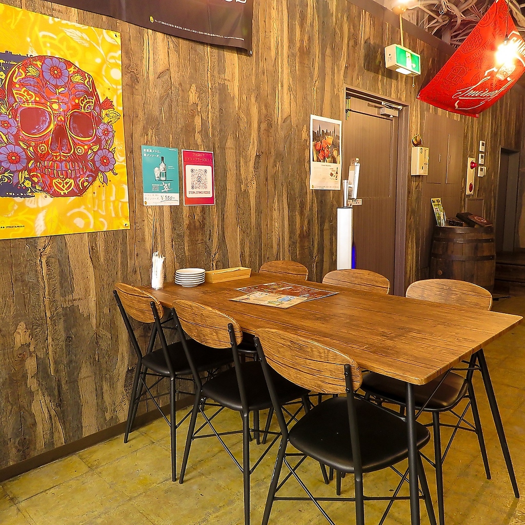 明るい店内とおしゃれな空間で、食事はいかがですか？