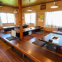 広々としたテーブル席は、6名様掛けが2卓ございます。ご友人との気軽な食事や、ご家族でのご利用に最適です。ゆったりと落ち着いた空間で、当店自慢の美味しい焼肉と楽しい会話を心ゆくまでお楽しみください。