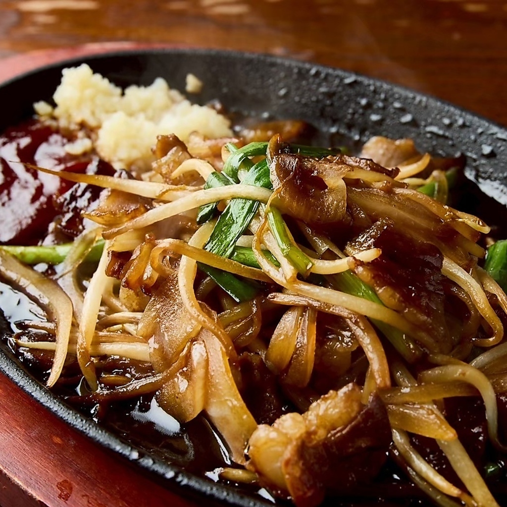 新鮮なやきとんはもちろん、熱々の鉄板で炒めたニラレバやたれホルモンも！揚げ物・お刺身もご用意！