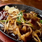 新鮮なやきとんはもちろん、熱々の鉄板で炒めたニラレバやたれホルモンも！揚げ物・お刺身もご用意！