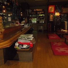 【カウンター】調理の様子を間近で見ることができるオープンキッチン♪シェフが腕を振るう活気ある雰囲気の中で、完成したばかりの料理をすぐにご提供！スタッフとの交流も楽しめるアットホームな空間で、日替わりメニューをチェックしながら素敵な時間をお過ごしください。