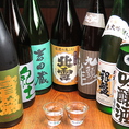 【銘酒がズラリと並ぶ店内】美酒美食を堪能したい大人には嬉しい品揃え。日本酒20種類、本格焼酎40種類！これを目当てにくる常連多数。